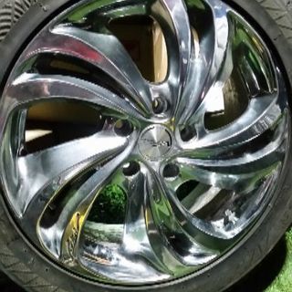 最終値下げです! 中古 BLIZZAK REVO 2 / 17.5inch スタッドレスタイヤ4本 クロムホイール付の画像