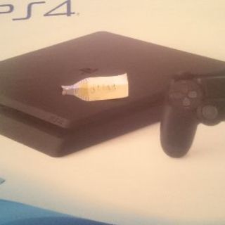 【取引中】PS4本体一色 500GB おまけ付き 21日まで