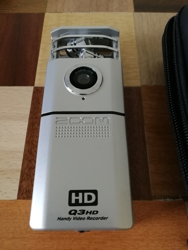 中古_フルHD画質の動画を撮影ハンディ・ビデオ・レコーダー【ＺＯＯＭ社Ｑ３ＨＤ】