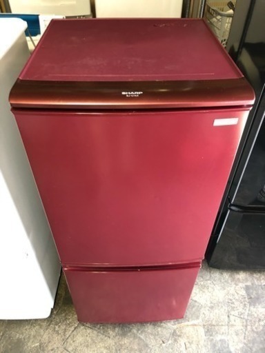 SHARP 赤い冷蔵庫