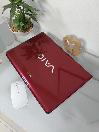 光沢ブレイジングレッドのとても可愛いVAIO☆　とても美品！　最新Windows10ノートPC★　高速デュアルコア★　高性能core2　メモリ4G　SONY　VAIO　最新Windows10　64Bit　Webカメラ　大容量250G　赤光沢　高級感　14インチ　美品　マウス付き 　ノートパソコン　無線LAN　Wi-Fi対応　DVDドライブ