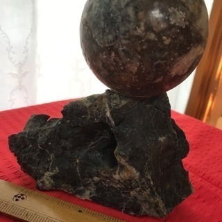 石の飾り物、球形の石とその台座石