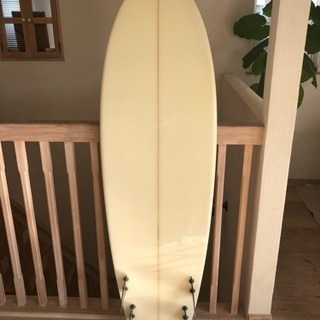 サーフボード 5’10 フィッシュテール クアッドフィン レトロフィッシュ