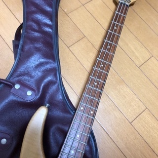 木目の美しいベース！カバー付き！