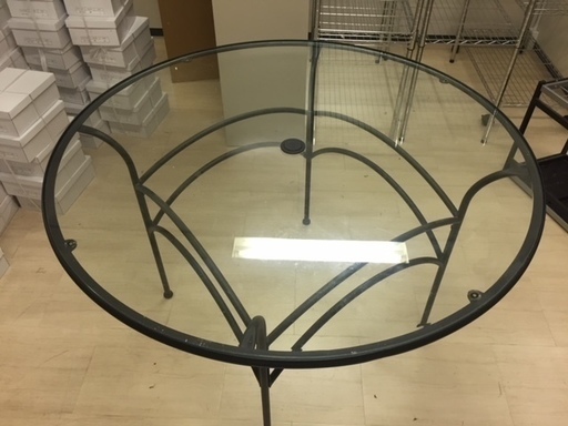 ガラステーブル（大）+椅子5個付きです。