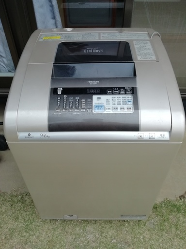 日立　洗濯機9キロ　2013年　寸法　幅65㎝　奥行64.5㎝　高さ104㎝