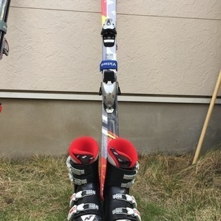 子供用スキー板とブーツ
