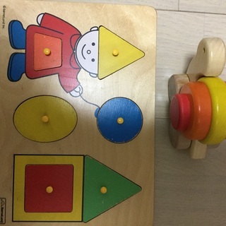 木製おもちゃ。ボーネルンド型はめパズルとバヨ社のカタツムリ。