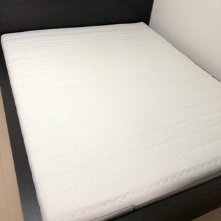 クイーンサイズ ベッドフレームとマットレスのセット