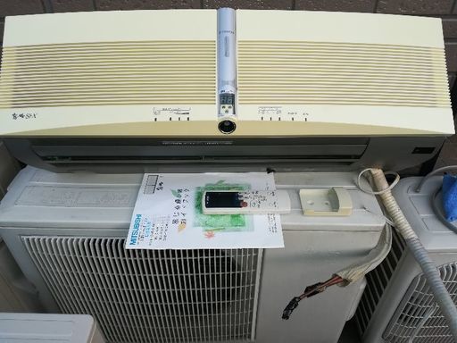 (近々受付終了します。)小リビング向け冷暖房中古エアコン·取付工事込み、訳あり。