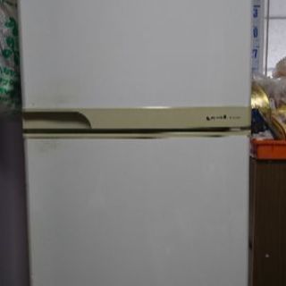 シャープの冷蔵庫です。年式は2008年式になります、