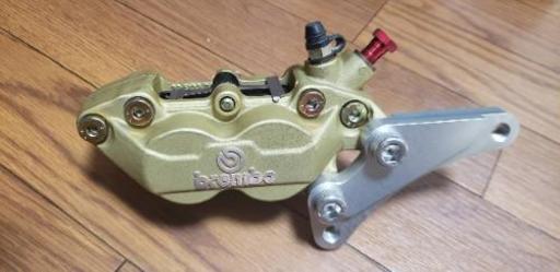 超美品！！bremboキャリパー！取り付けステー・新品パット付き！！