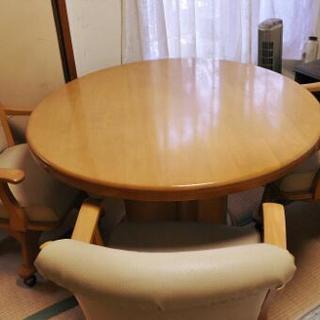 円形ダイニングテーブル・専用椅子一脚付き。