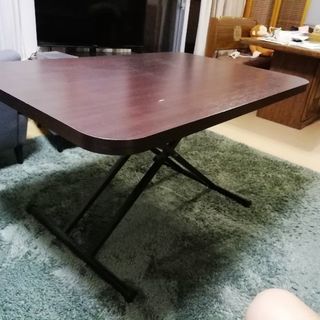 高さ調節可能テーブル