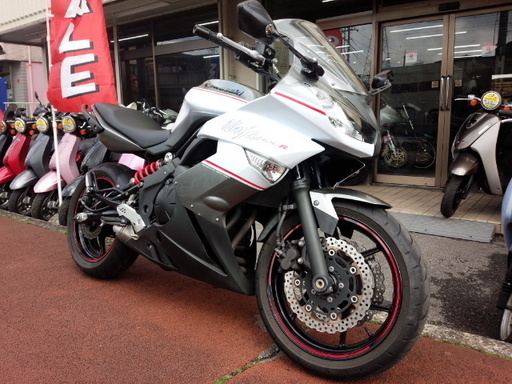 NO.2636　Ｎｉｎｊａ４００Ｒ（ニンジャ）　水冷４サイクル並列２気筒エンジン　ＦＩ車　ホワイト＆シルバー　☆彡