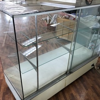 本日中に締め切ります❗️照明・キャスター付きショーケース【訳あり現状品】 本日中に締め切ります❗️照明・キャスター付きショーケース【訳あり
