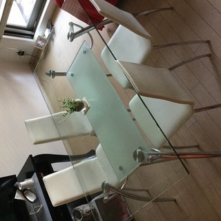 強化ガラスダイニングテーブルと椅子