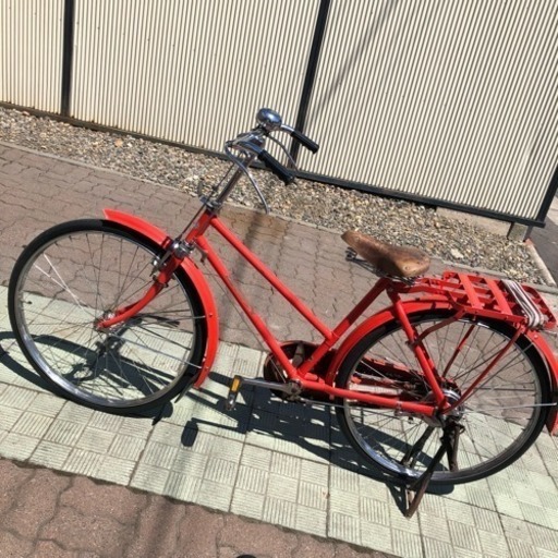 郵便屋さんの赤い自転車