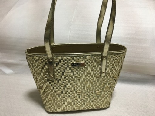 新品未使用のkatespade　ケイト・スペード　カゴバッグ　金色 輝いてます。