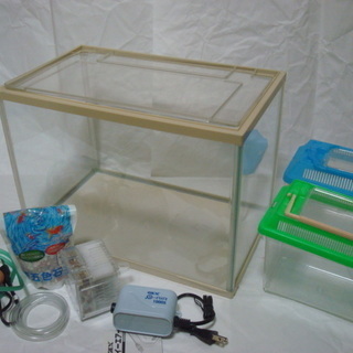 ガラス水槽（中古）、エアーポンプ２個とろか器(未使用)、プラスチ...