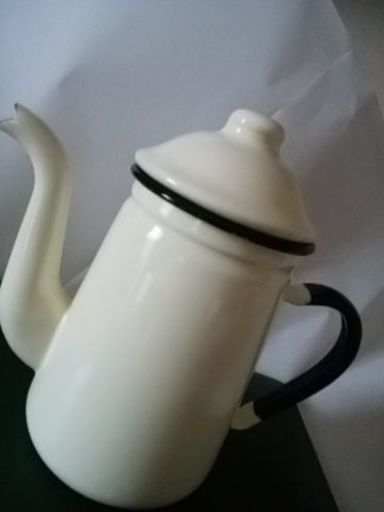 コーヒーポット（外アイボリー　中は紺色）