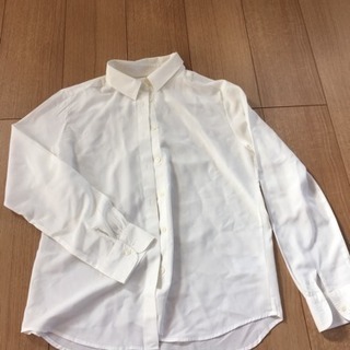 UNIQLOの白シャツが200円！オールシーズン使える！