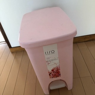 ピンクのゴミ箱