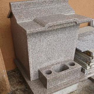 ピンク御影石製の仮墓