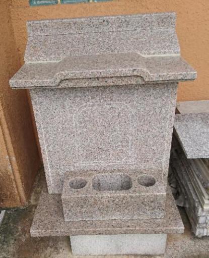 ピンク御影石製の仮墓
