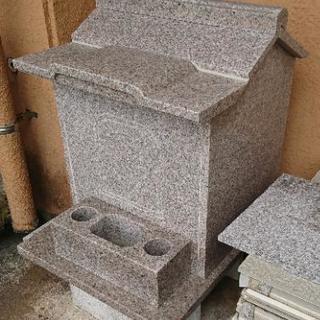 ピンク御影石製の仮墓