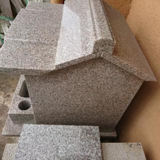 ピンク御影石製の仮墓