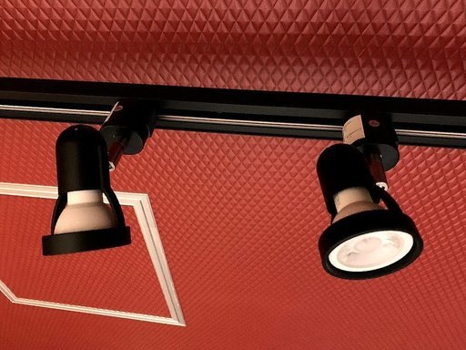 4つのダクトライトが付いたダクトレール2個 LEDライト ブラック 黒 サロンや店舗用に◎　　　スポットライト 天井照明 間接照明 ダウンライト ハロゲン電球