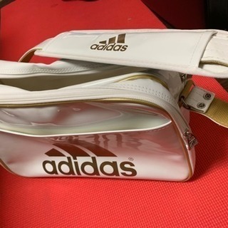 adidasのエナメルスポーツバッグ