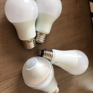 LED電球4個セット (昼白色3個、電球色センサー付き1個)
