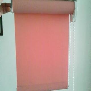 ピンク　小窓用ロールスクリーン