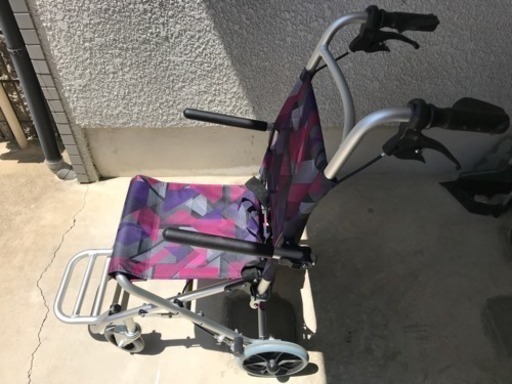 【価格変更】折り畳み 簡易 車椅子  カドクラ a502-akrp