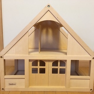木製ドールハウス、家具・フィギュア付き