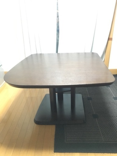 重厚感溢れる 木製ダイニングテーブル