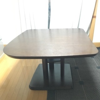 重厚感溢れる 木製ダイニングテーブル