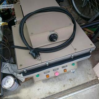 オクサンの裏張剥離用プレス機