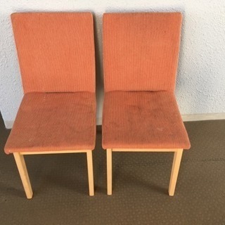 ニトリのオレンジの食卓椅子