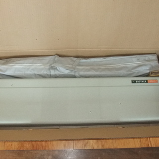 ブラザー編み機　　パリエH831　　使い方説明書と編み機台付き