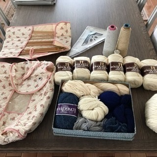 編み物道具と毛糸