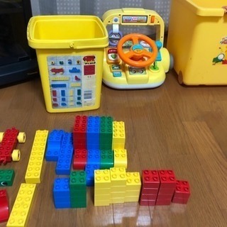 LEGO duploとハンドルのおもちゃとおもちゃ箱