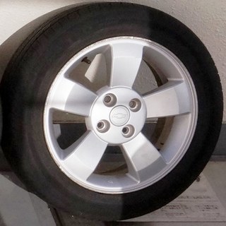 軽量ホイールタイヤ4本セット シボレークルーズ(ENKEI製) 15インチ 4.5J PCD100 4穴 OFF+45 です。