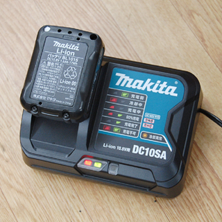 美品 makita/マキタ 充電式マルチカッタ CP100D 10.8V バッテリー×1 充電器付属 動作確認済み ☆ PayPay(ペイペイ)決済可能 ☆ 札幌市 清田区 平岡