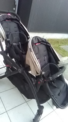 双子用のベビーカーです。