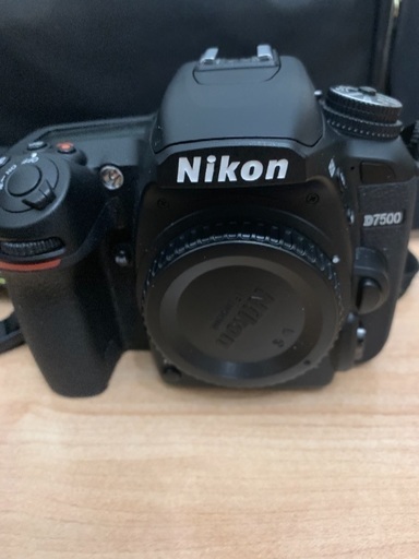 ニコン Nikon D7500 本体とバッテリー 充電コネクタ