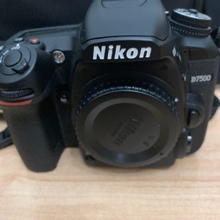 ニコン Nikon D7500 本体とバッテリー 充電コネクタ