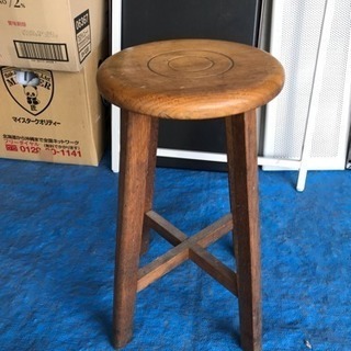 古い木製丸椅子